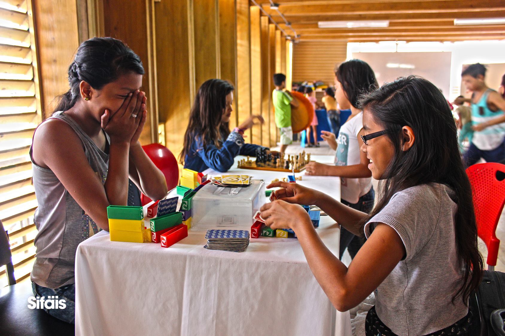 Desde el año 2011, el Sistema de Formación Artística para la Inclusión Social (SIFAIS) brinda servicios socioeducativos gratuitos mediante un equipo de voluntariado fuerte, comprometido y con gran empeño en ayudar a una comunidad marcada por las faltas económica y la exclusión social, como lo es La Carpio.