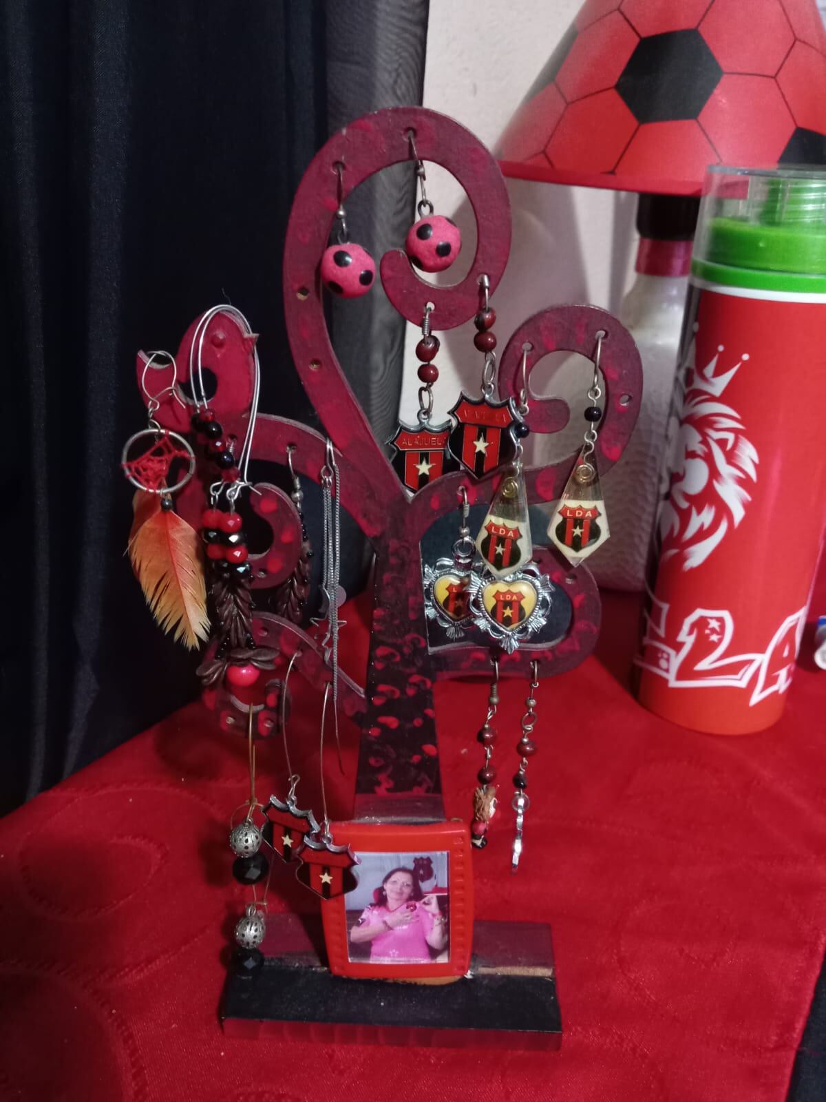 Adela Sorto, aficionada de Alajuelense y su casa que parece museo de la Liga