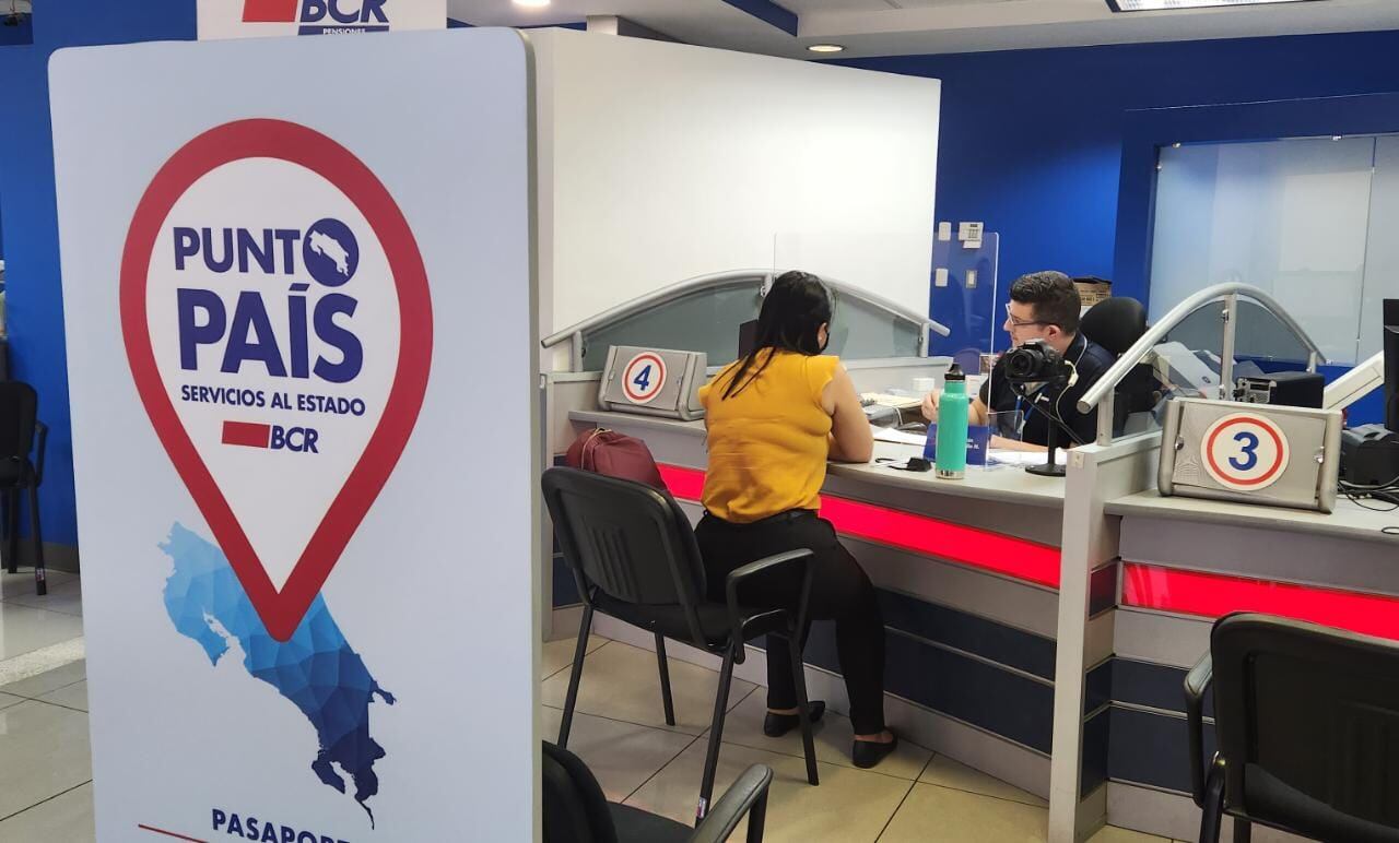 Ventanilla bancaria. Un funcionario bancario atiende a una cliente.