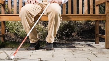 Hombre fingió ser ciego durante 50 años y recibió millones en ayudas en ese tiempo, un detalle lo delató