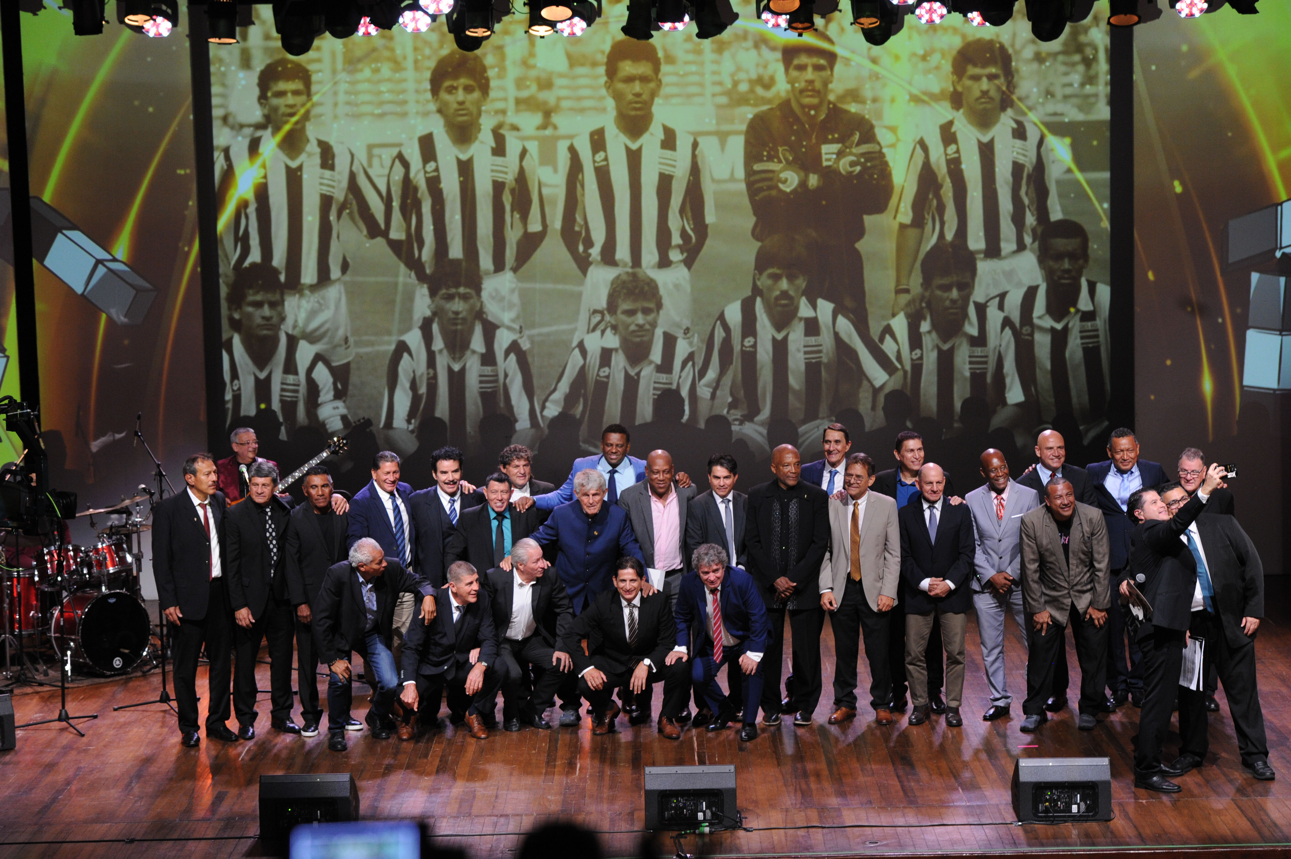 HOMENAJE A LOS MUNDIALISTAS TICOS Y A "BORA" MILUTINOVIC .