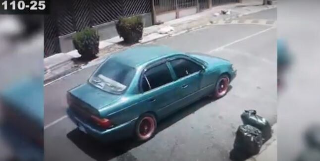 El carro de los sospechosos fue captado por una cámara de seguridad.