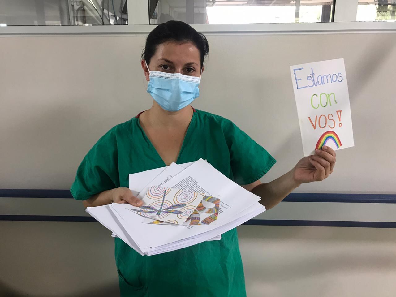 Una de las trabajadoras que hace un esfuerzo, y saca tiempo de su jornada para entregar y leer los emotivos mensajes a los pacientes, es la doctora Arlín Madriz Martínez, de 38 años y con 14 de servir en la Caja.