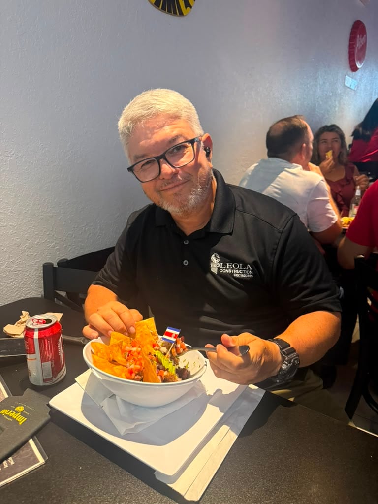 Henry Barrantes , de Guanacaste, alistó su restaurante (Pura Vida) en Orlando en un punto de encuentro para los costarricenses, donde el chifrijo, el cantonés y el fresco de cas ya acompañan la Copa Mundial de la FIFA 2026.