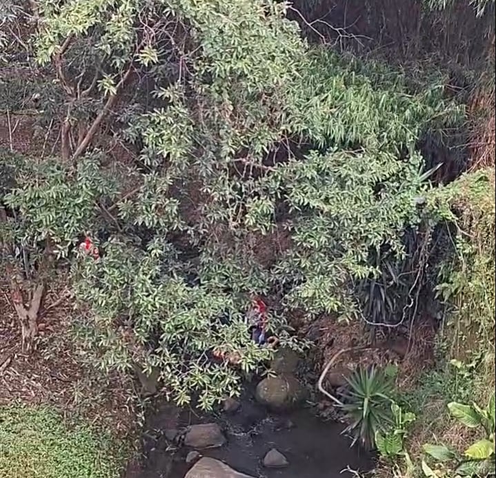 El cuerpo de la mujer, al parecer, fue visto por personas que pasaban por el puente. Foto Noticias Paraíso.