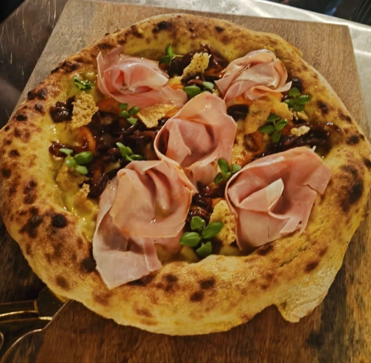 A los 10 años, mientras muchos chiquillos soñaban con ser futbolistas, Jeison Fernández Torres, nacido en el barrio Quemado de Cajón de Pérez Zeledón, ya sabía que lo suyo estaba en la cocina. No era un juego. Era pasión. Jeison fue al Mundial de Pizza en Nápoles y logró el puesto 35. Ya abrió su propia pizzería