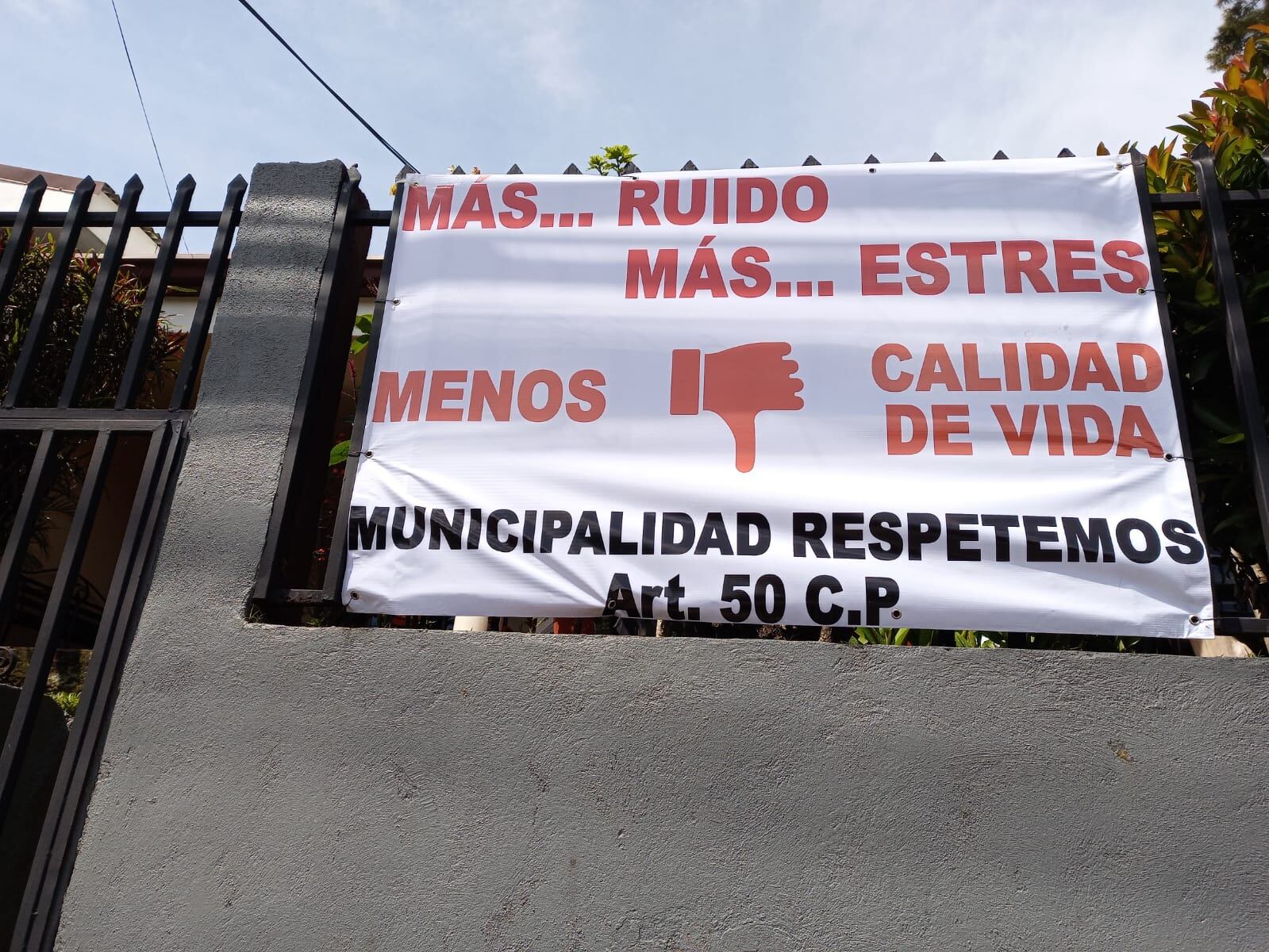 Unos vecinos en Belén están molestos por los ruidos, vibraciones y otros problemas que causan los reductores de velocidad.