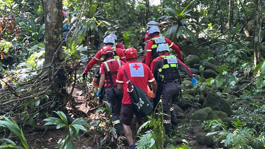 Rescatistas localizaron a la víctima durante la mañana de este lunes luego de ser arrastrado por el río Costa Rica. Foto: Cruz Roja
