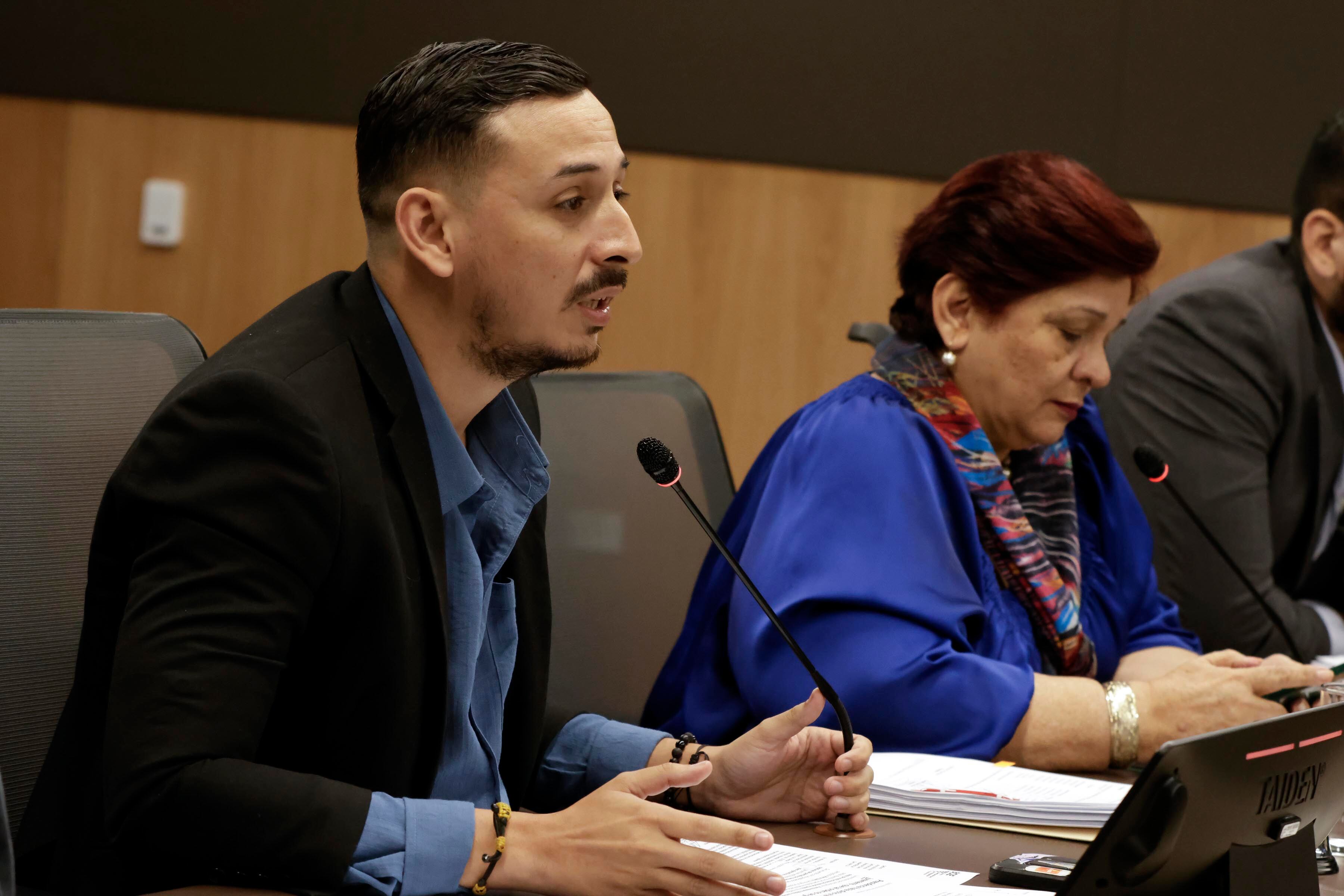 08/01/2024. Asamblea Legislativa, San José. Hora: 06:00 p.m. Comparecencia de Armando Gómez,.exjefe de Prensa de Casa Presidencial en el gobierno actual de Rodrigo Chaves,  en la Comisión Investigadora de los Contratos del Sinart de la Asamblea Legislativa. Gómez asistió acompañado por su abogada, Catalina Zúñiga Espinoza. Fotos: Mayela López