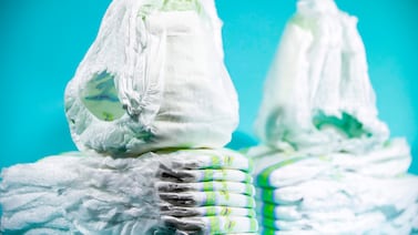 Detienen a madre que casi congela a su hijo de dos años al vestirlo con un pañal en plena tormenta