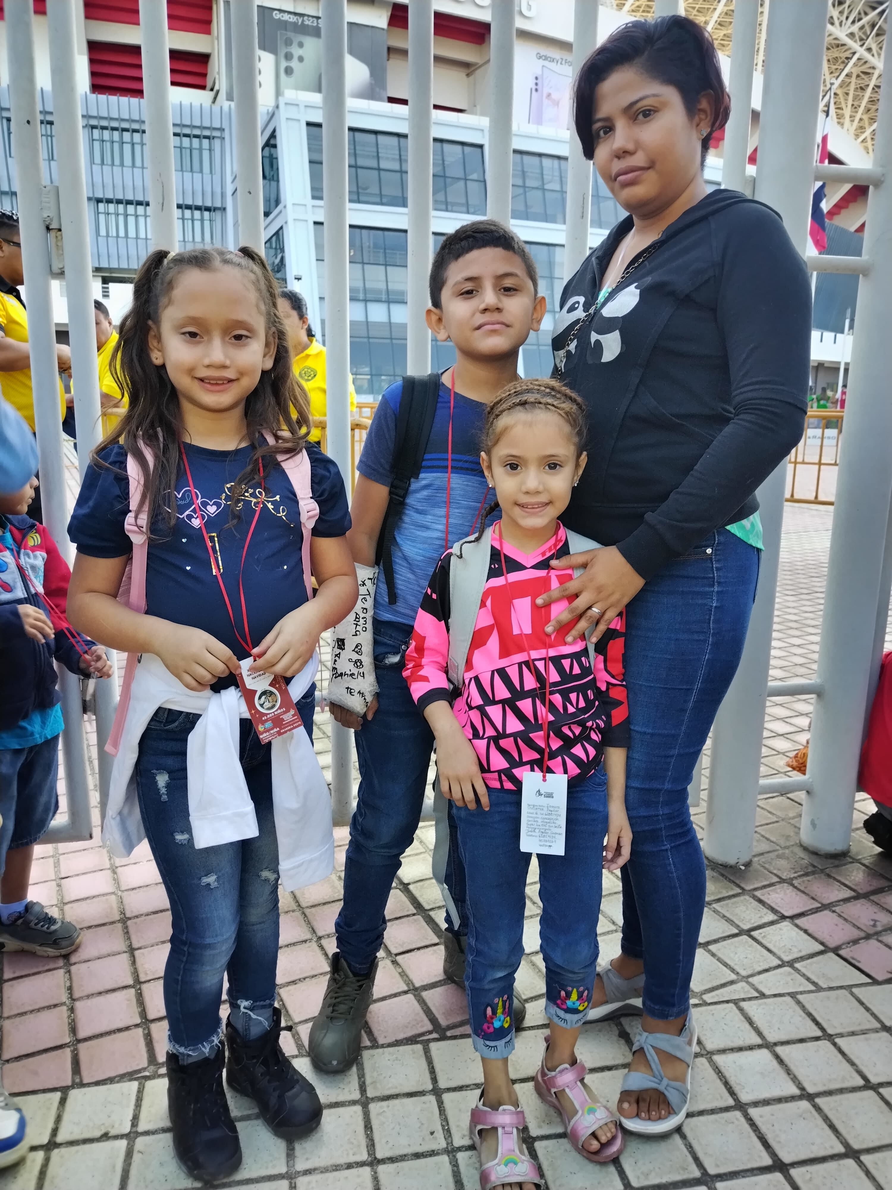 Doña Yudith, Isaura (blusita rosada), Naidelyn y Steven fueron los primeros en llegar a la fiesta de la Asociación de Obras del Espíritu Santo. (Foto Eduardo Vega)