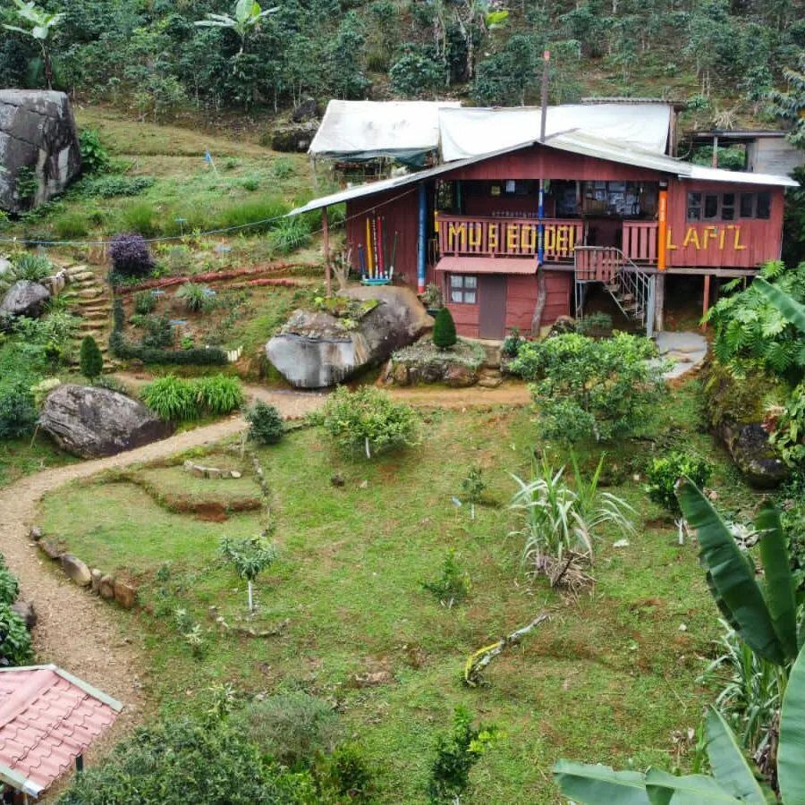 Don José Luis González Barrantes, es el dueño del Museo del Lápiz, ubicado en Valencia de Páramo, sector norte de Pérez Zeledón
