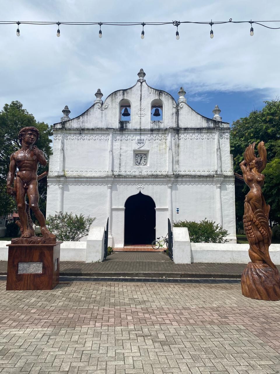 El respetadísimo escultor nicoyano, Juan Rolando Rodríguez P. hizo una réplica del David de Miguel Ángel de 4 metros de altura en madera del árbol de Guanacaste.