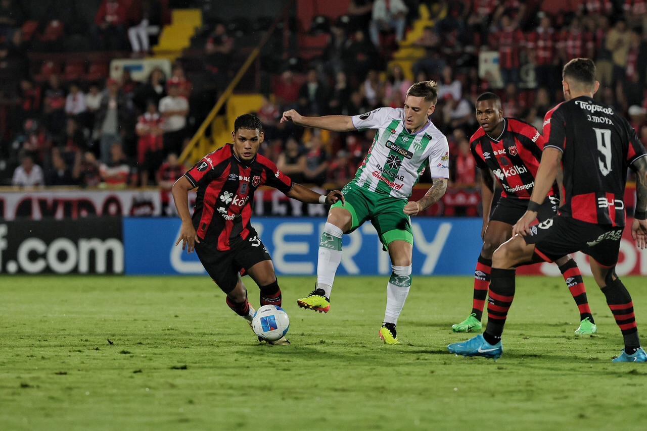 30/10/2024/ Juego entre Liga Deportiva Alajuelense vs Antigua durante  la Central American Cup en el estadio Alejandro Morera Soto.