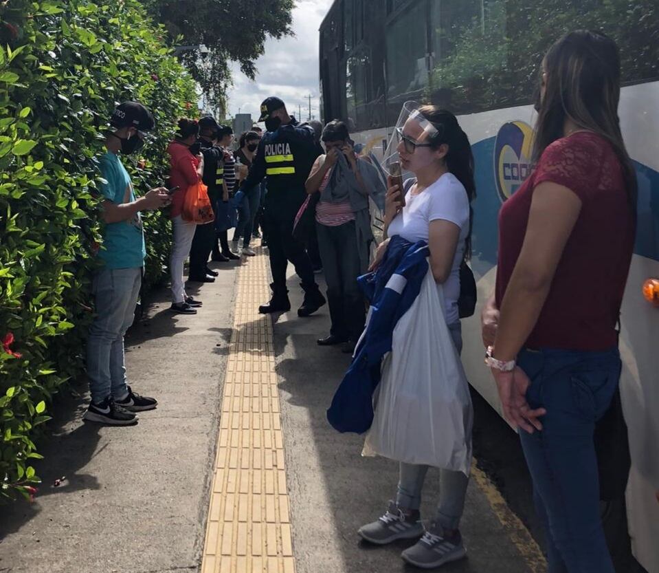 Mujer causa alboroto en bus de Cartago al mentir diciendo que es un caso positivo por COVID-19. Foto cortesía.