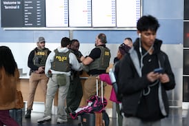 EE. UU. envía agentes del ICE a aeropuertos en plena crisis por falta de presupuesto