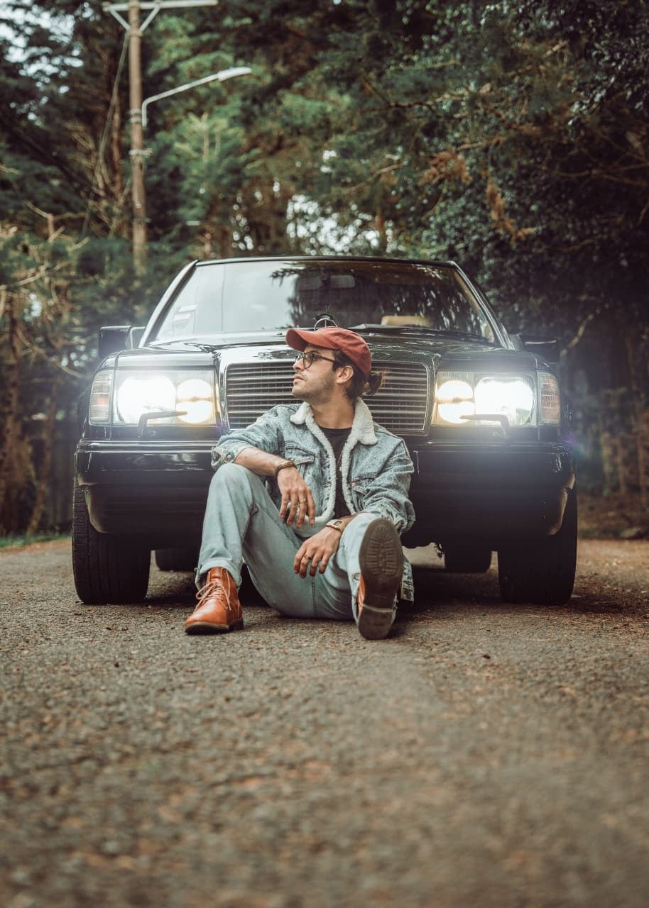 Paolo Chacón compró su carro clásico sin saber manejar.