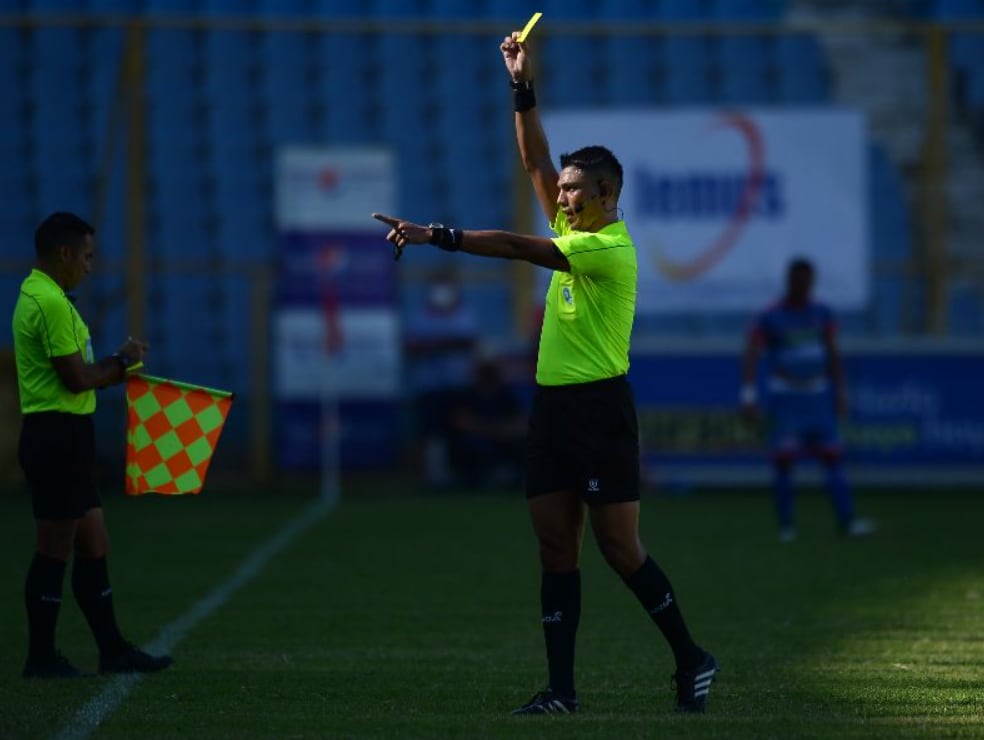 El árbitro César Nolasco fue sancionado, por omitir una tarjeta roja a un jugador