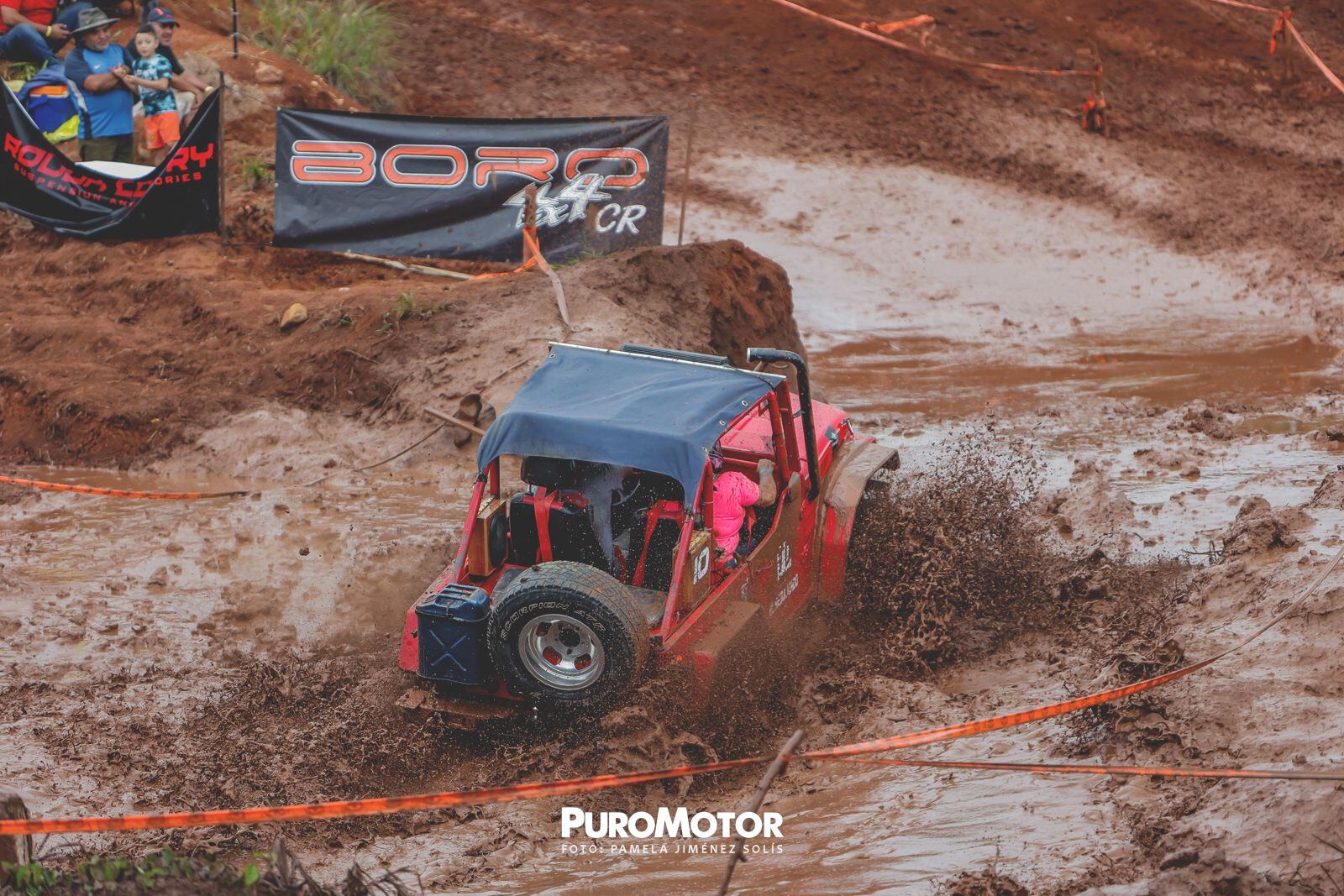 Don Gilbert Camacho y su hija Juliana Camacho la pasan de lo lindo en este Suzuki de 1977. Foto: Cortesía Juliana Camacho