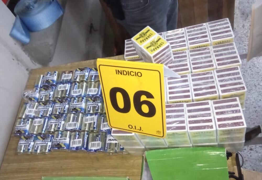 un grupo de al menos 18 personas que se encargan de seleccionar contenedores cuyas mercaderías consideren que son fáciles de vender.