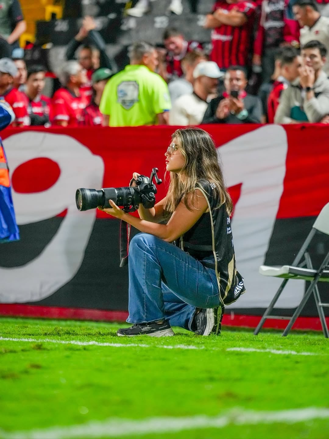 María Paula Villalobos, fotógrafa, periodista, creadora de contenido y miembro de Pelando el ojo.