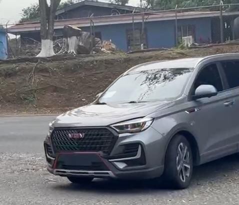 Gustavo Alfaro llegó en este vehículo a la Fedefútbol este jueves. Foto: Cortesía Radio Columbia.