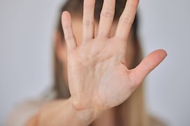 Juzgan en Suecia a un hombre acusado de explotar a su esposa con más de 100 personas