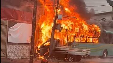 Incendio causado por choque entre bus y camión deja como saldo un fallecido y tres heridos