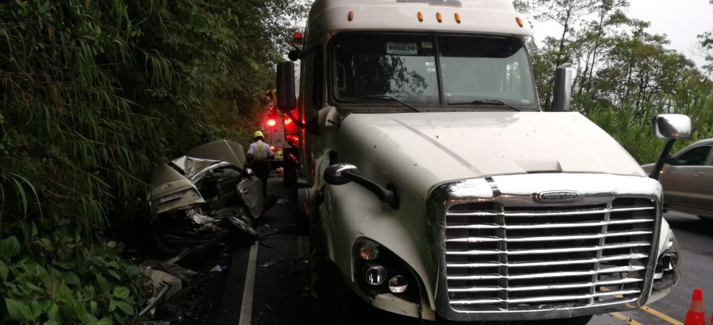 Mujer grave al chocar carro que conducía contra tráiler en la carretera ...