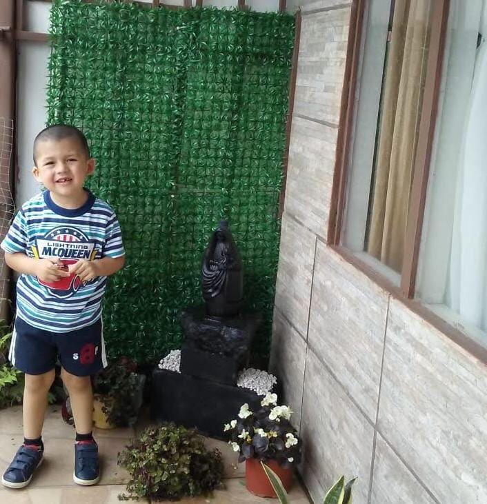 Mientras otros niños de su edad sueñan con ser futbolistas, policías o astronautas, Saúl Víquez Castillo, de apenas 7 añitos, sueña con cantarle toda la vida a la Negrita de los Ángeles.