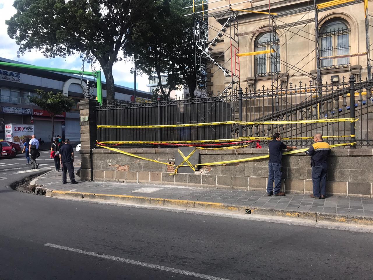 Muro del Teatro Nacional sufre daños por choque. Foto: Diego Meléndez, director del CICPC.