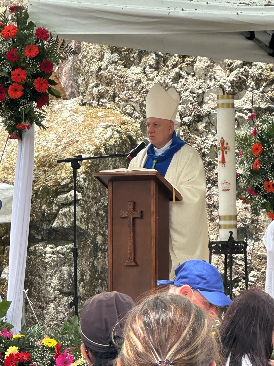 Costa Rica se vistió de fe y devoción este domingo 27 de abril con la tradicional romería hacia el Valle de Ujarrás, en el marco del 70 aniversario de la coronación pontificia de la virgen de Ujarrás, la primitiva primera patrona del país