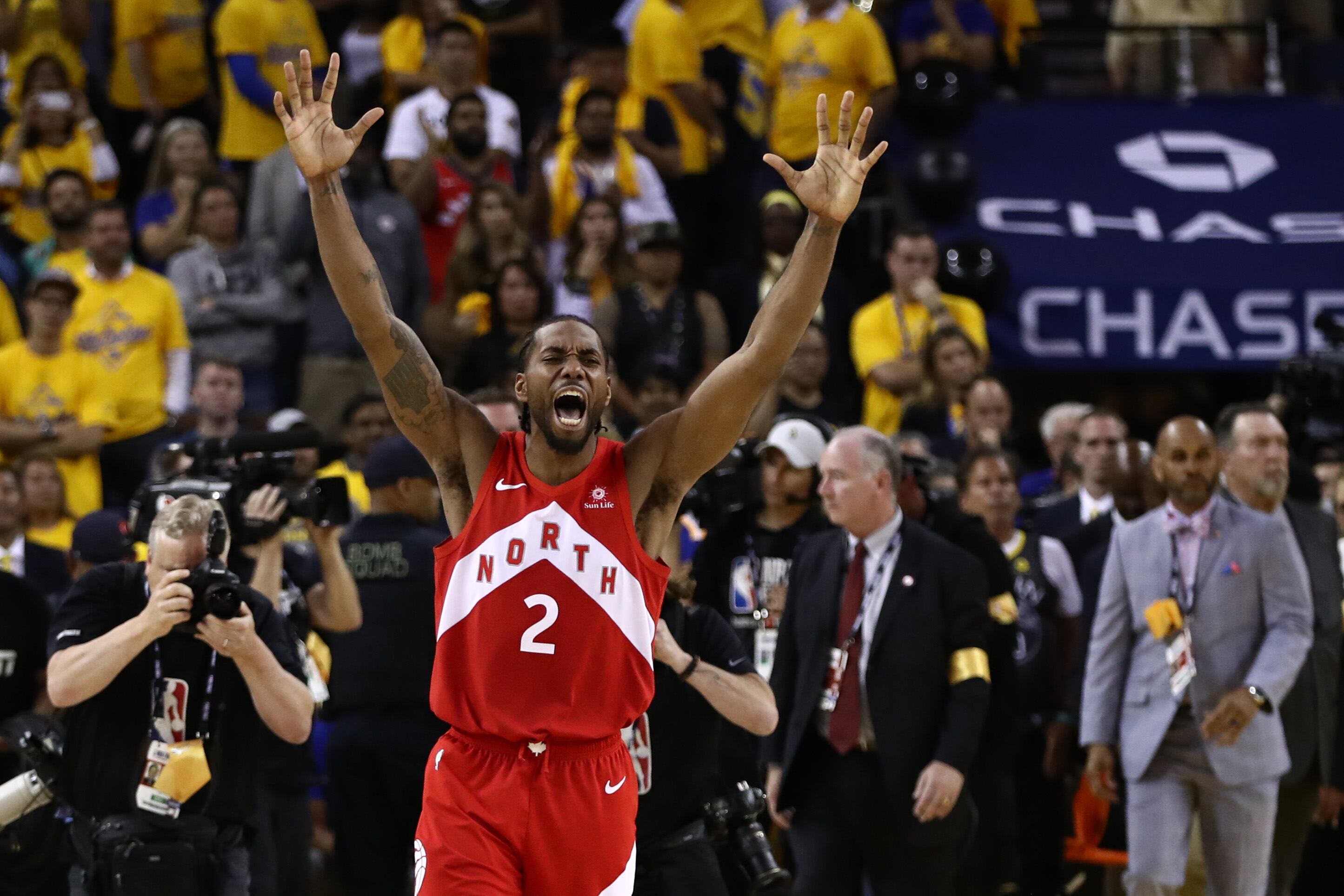 Kawhi Leonard celebra por todo lo alto el primer título de la historia de Toronto. Foto: AFP