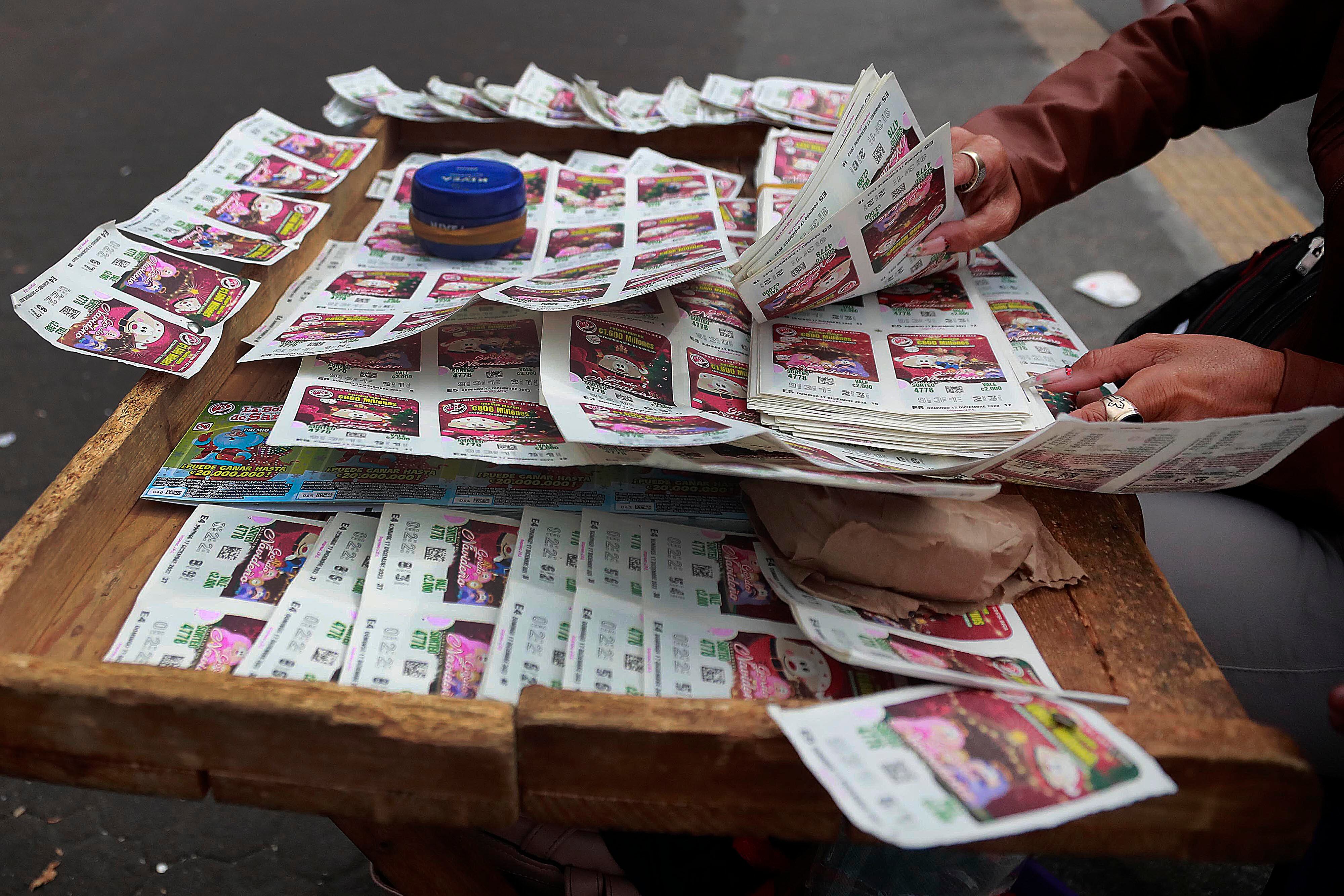 06/12/2023    San José. Vendedores de lotería aseguran que la venta de Navideña o Gordo navideño, como se le conoce, está muy mala.