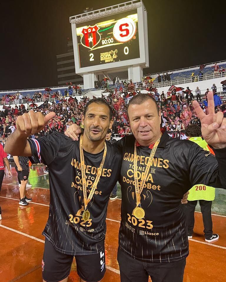 Ricardo Chacón celebró su primer título como gerente general de Alajuelense. Foto: Facebook Ricardo Chacón
