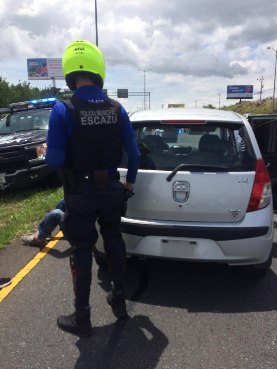 Policía Municipal de Escazú recupera carro que fue robado en Heredia. Foto PM Escazú.