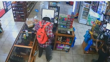 Así asaltaron minisúper en Guanacaste; delincuente entró con escopeta