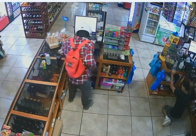Un violento asalto a local quedó grabado y ahora buscan a los sospechosos