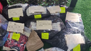 Detienen a muchacho sospechoso de vender camisetas falsificadas de Alajuelense y Saprissa