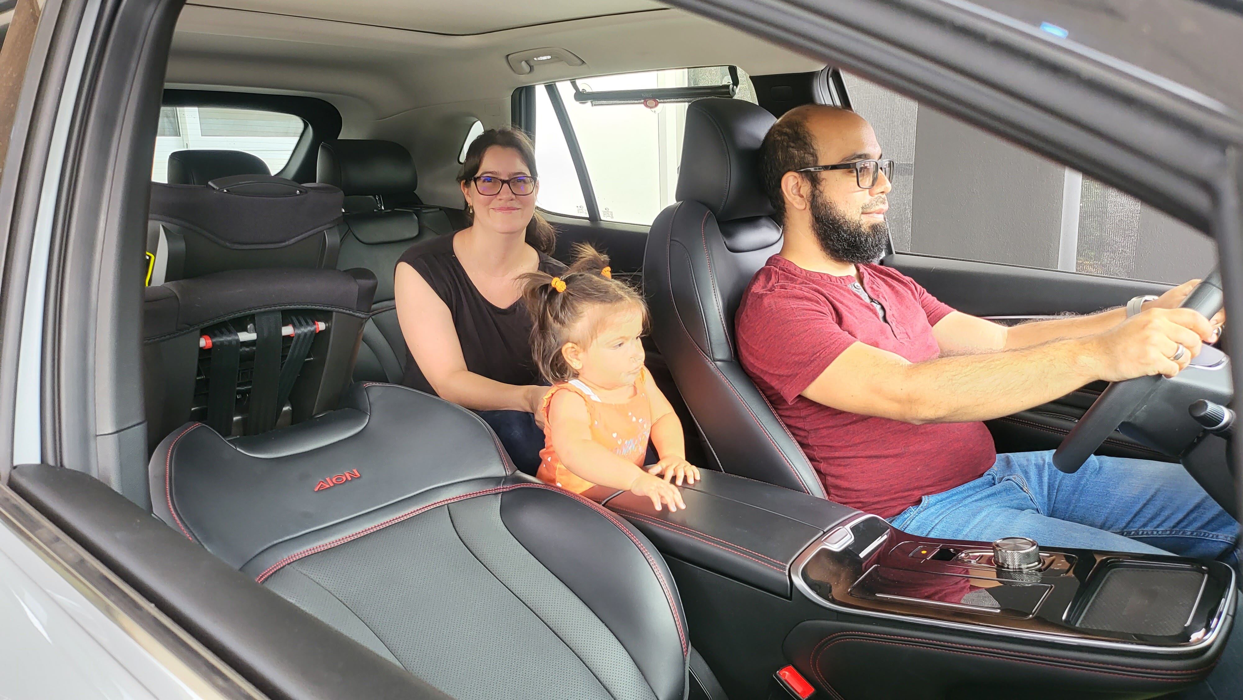 Aurora Murillo Hidalgo, tiene añito y medio, sus papás le regalaron un carrito eléctrico y no conocerá una gasolinera. En la foto, la mamá, Kristel Hidalgo y el papá, Oscar Murillo