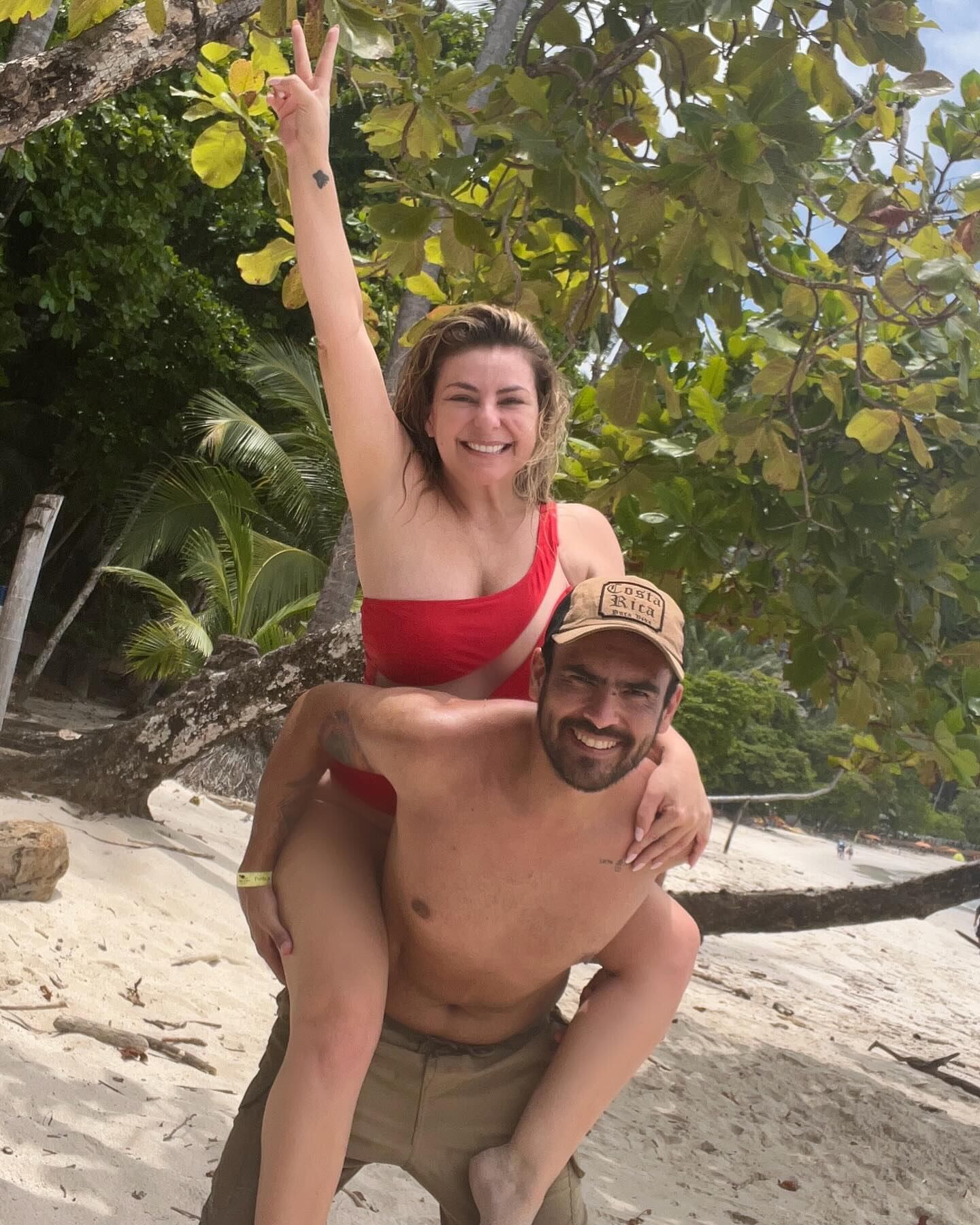 Glenda Peraza presume lo feliz, enamorada y guapa que está para dar importante mensaje.