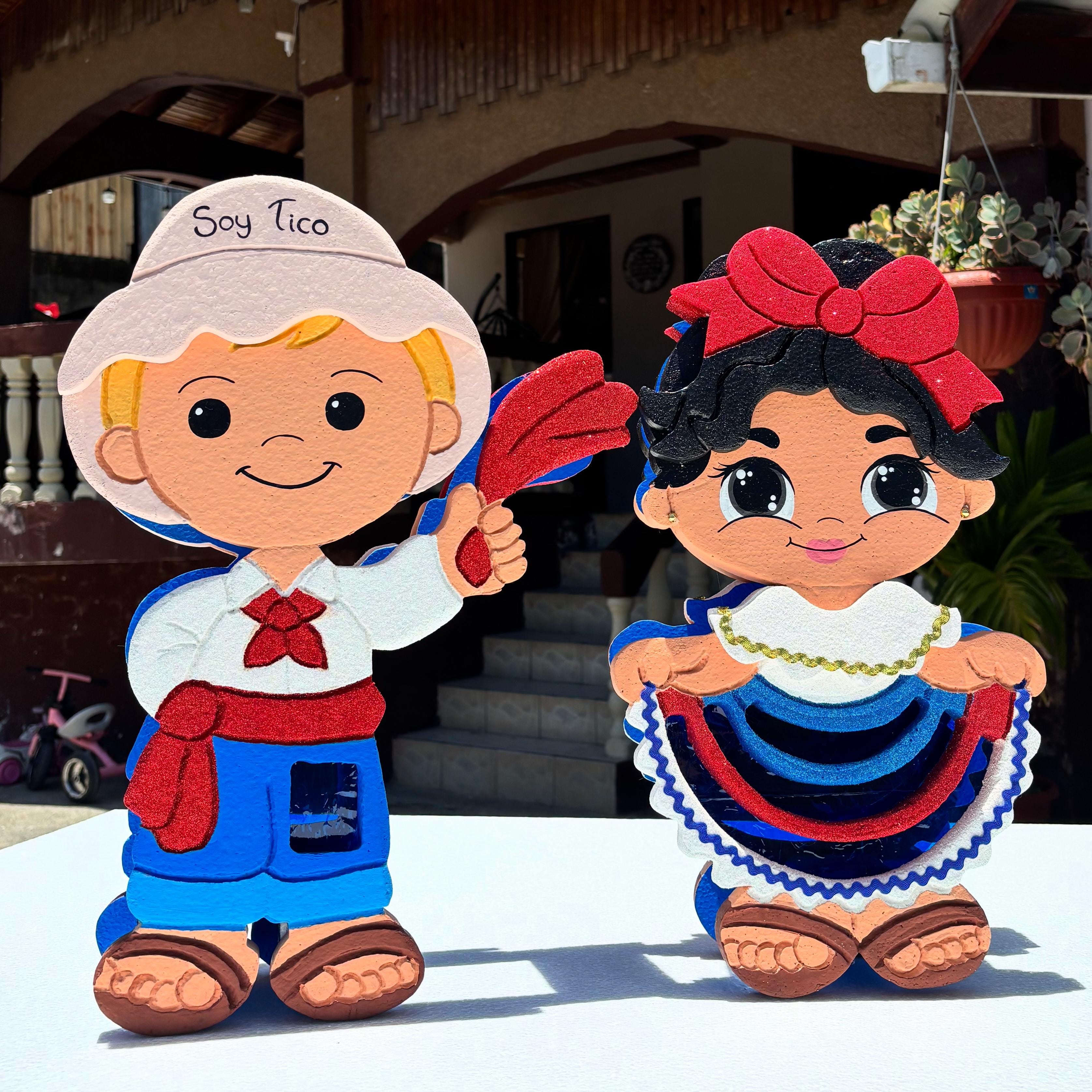 Farianny Castro Ulloa, estudiante de Administración en Recursos Humanos en la Ulicori, aprendió el oficio de manualidades de su mamá, Karla Ulloa Gaitán, quien comenzó el negocito hace unos 27 años.