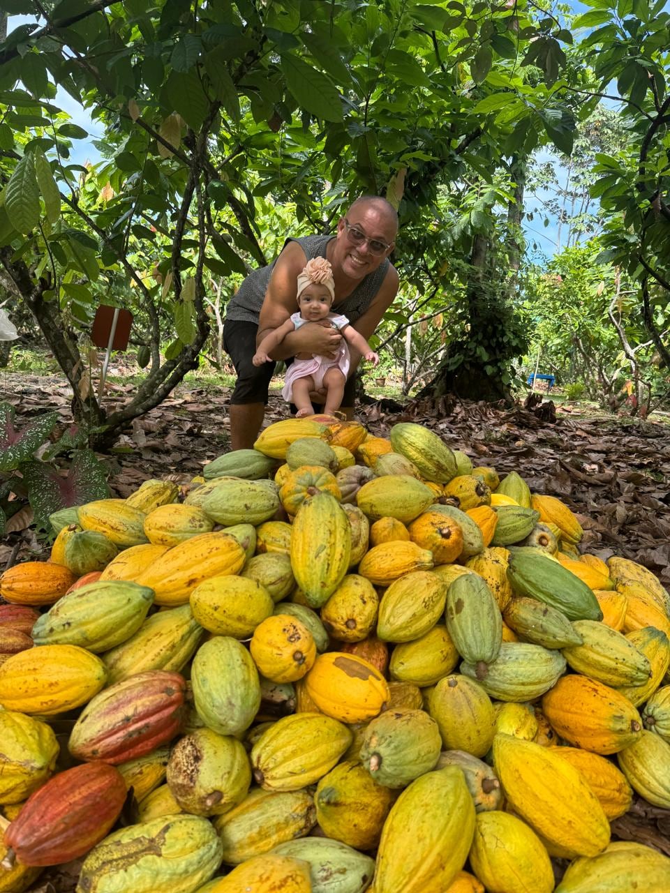 Andreas Cordero Ramírez en Hone Creek, Talamanca, ejerció más de 20 años como periodista, pero decidió volver a su amada tierra para emprender con chocolate 100% artesanal y natural. Su negocito se llama "Morena Clara". En la foto, su hija En la foto con su hija, Auritz Amari, con el esposo, Alexander Córdoba.