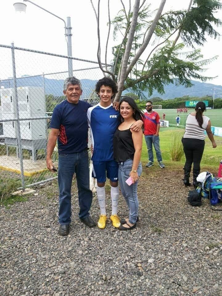 José Octavio Salas, abuelo materno del defensor de Cartaginés, Daniel Chacón, quien es seleccionado nacional. En la foto sale la mamá de Daniel, doña Carolina Salas.