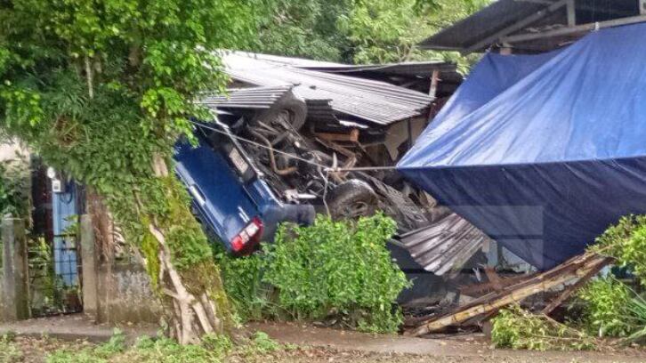 Conductor perdió el control del carro y voló hacia la ventana de una casa en La Colonia de Guápiles. Foto: ANI