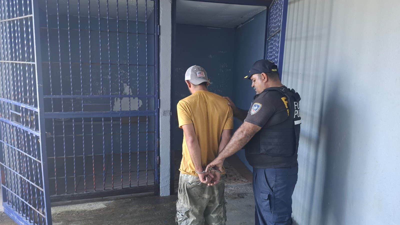 El sujeto escogió el peor lugar de todos para estacionar el carro robado. Foto MSP.