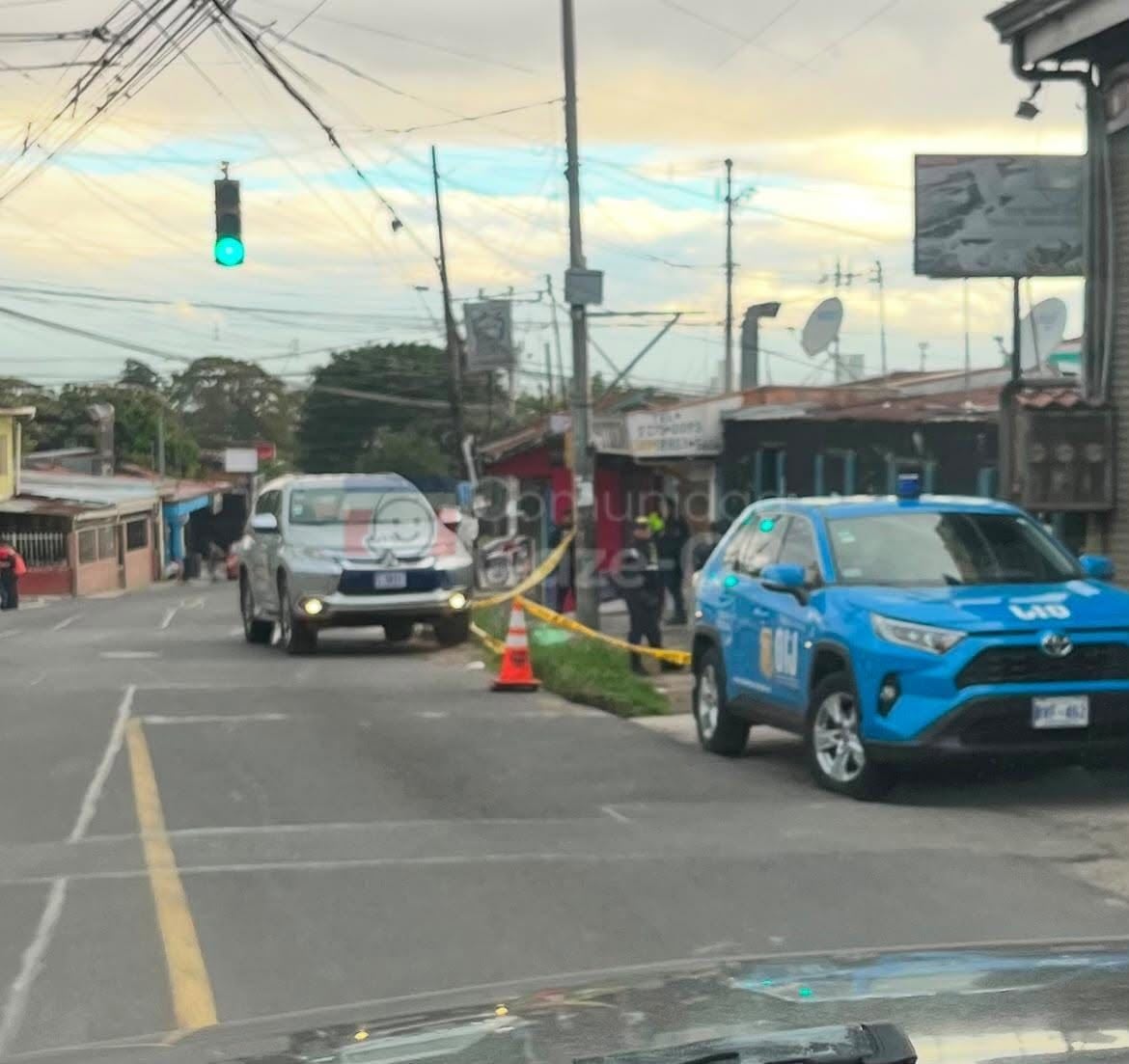 El cuerpo del hombre quedó tendido a la orilla de la calle. Foto WazeCR.