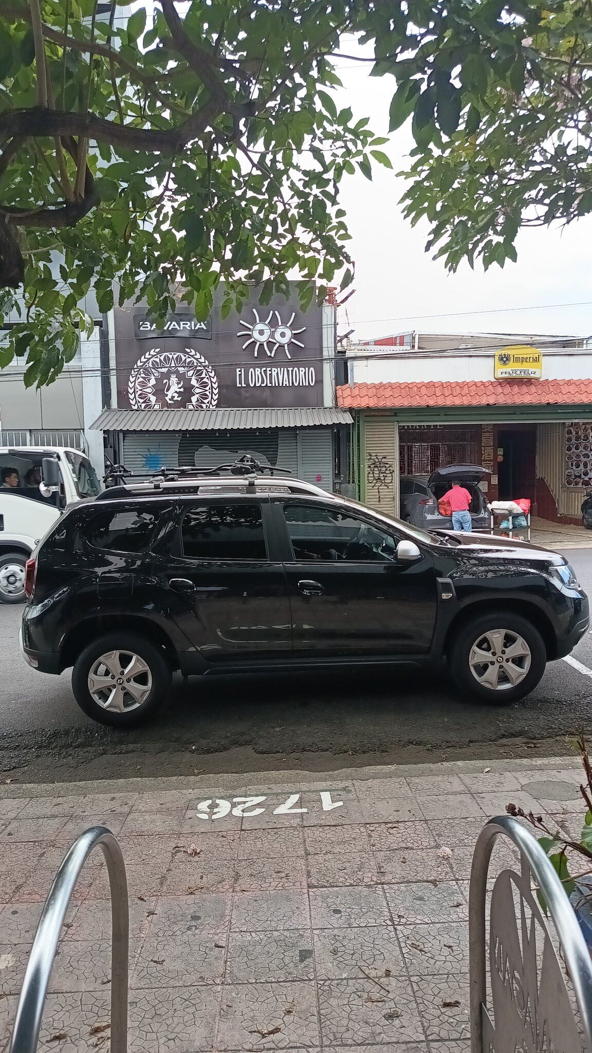 Un grupo de personas colocaron una mesa, sillitas y hasta una alfombra en el espacio de parqueo sobre una calle en San José y provocaron todo un alboroto en redes sociales.