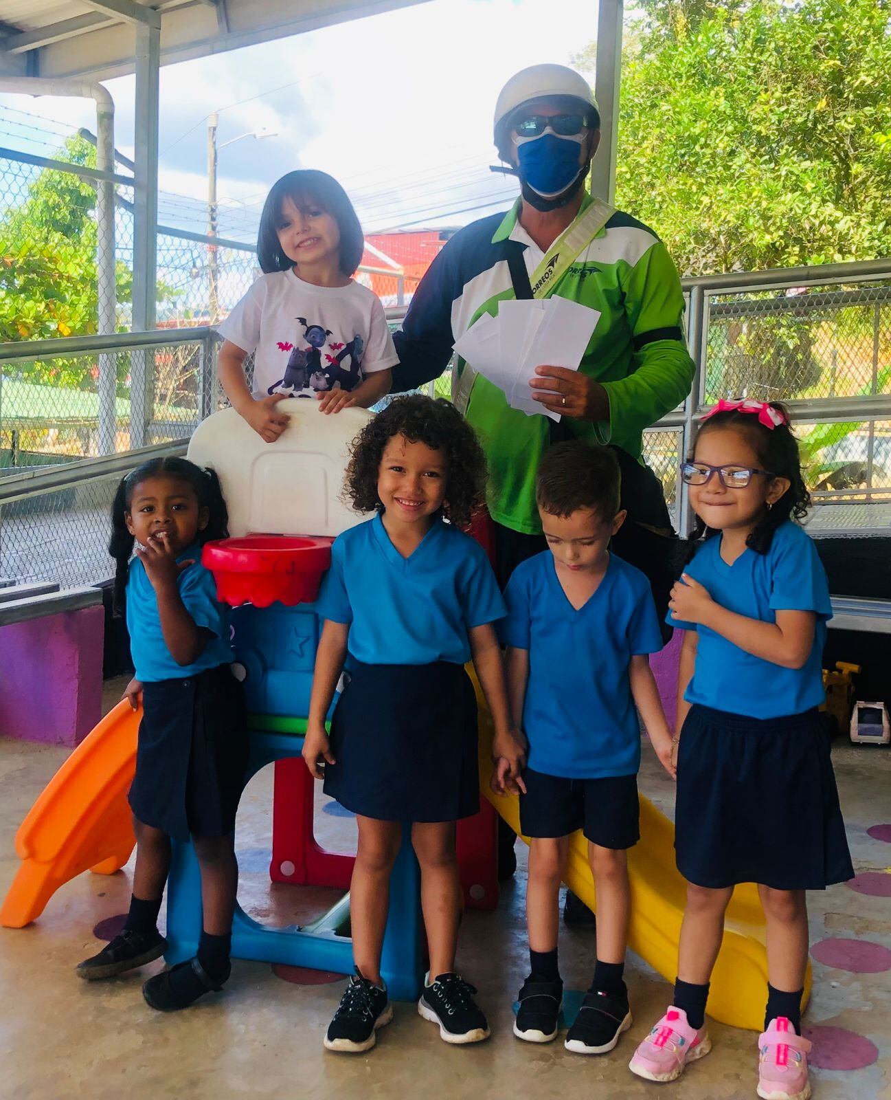 Treinta y cinco niños del Centro de Educación y Nutrición de Golfito (CEN-Golfito), cargados de ilusión y amor le hicieron una bella carta al Niñito Jesús y a Santa, con el fin de recibir regalitos esta Navidad.