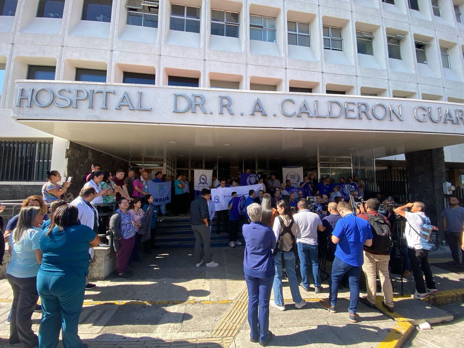 Los trabajadores del hospital Calderón Guardia iniciaron una huelga indefinida a las 8:30 a.m. del lunes 24 de febrero del 2025 para que no vuelva al puesto de directo el doctor Taciano Lemus